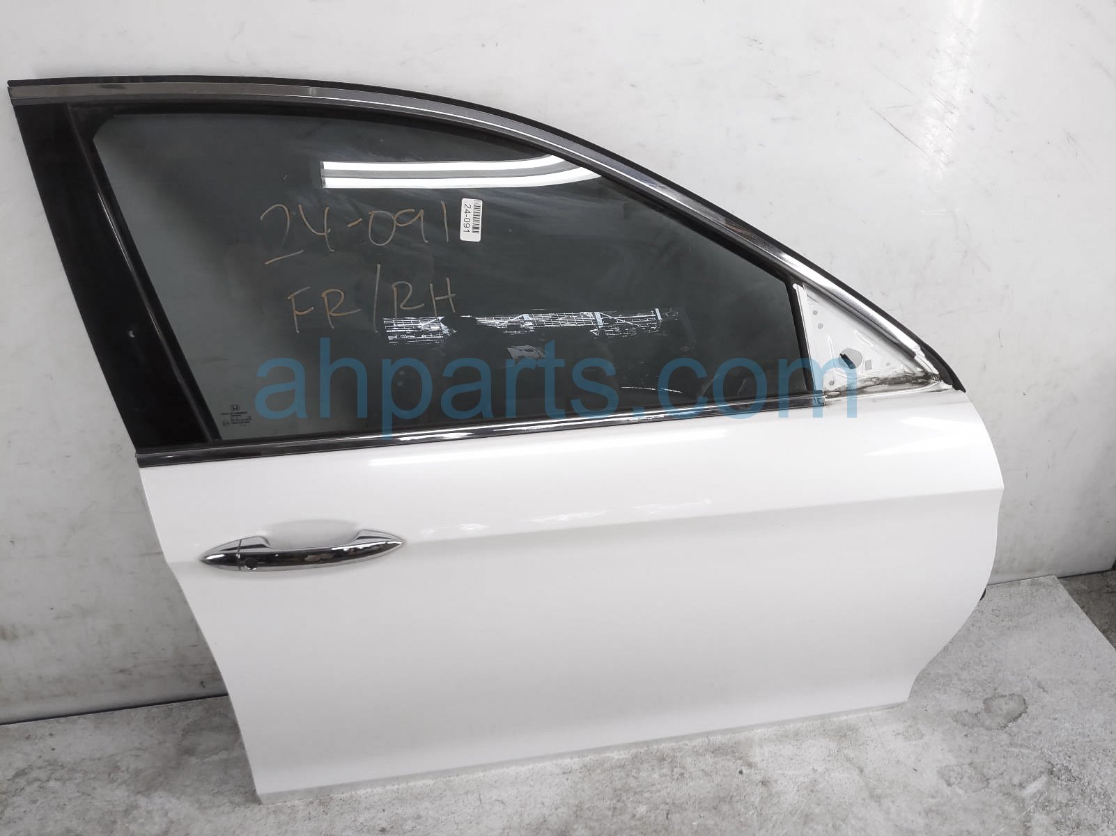 $675 Honda FR/RH DOOR - WHITE - NO MIRROR/TRIM