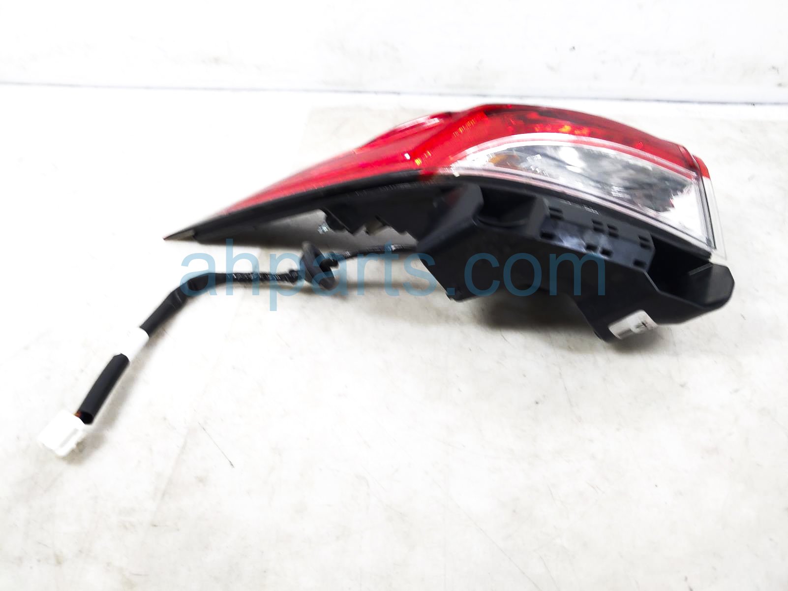 $115 Toyota LH TAIL LAMP W/'BRACKET (ON BODY)