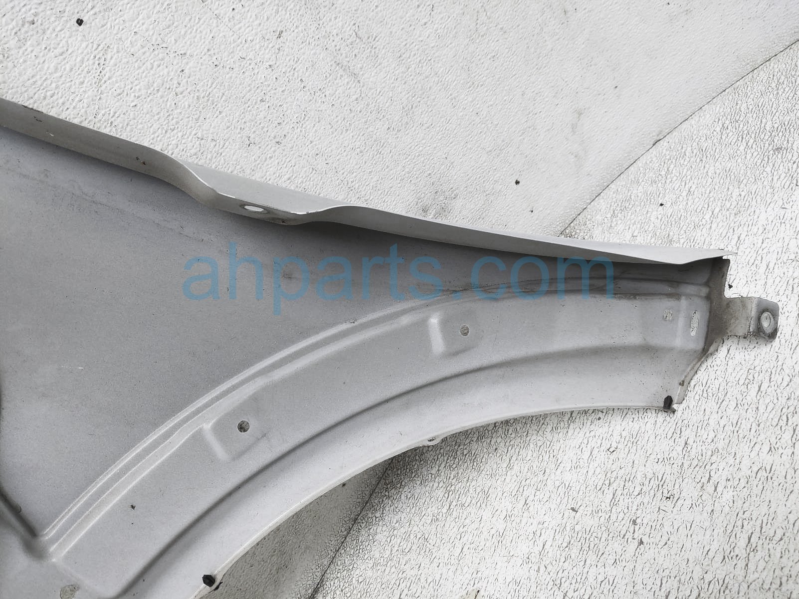 $109 BMW RH FENDER - WHITE - B15