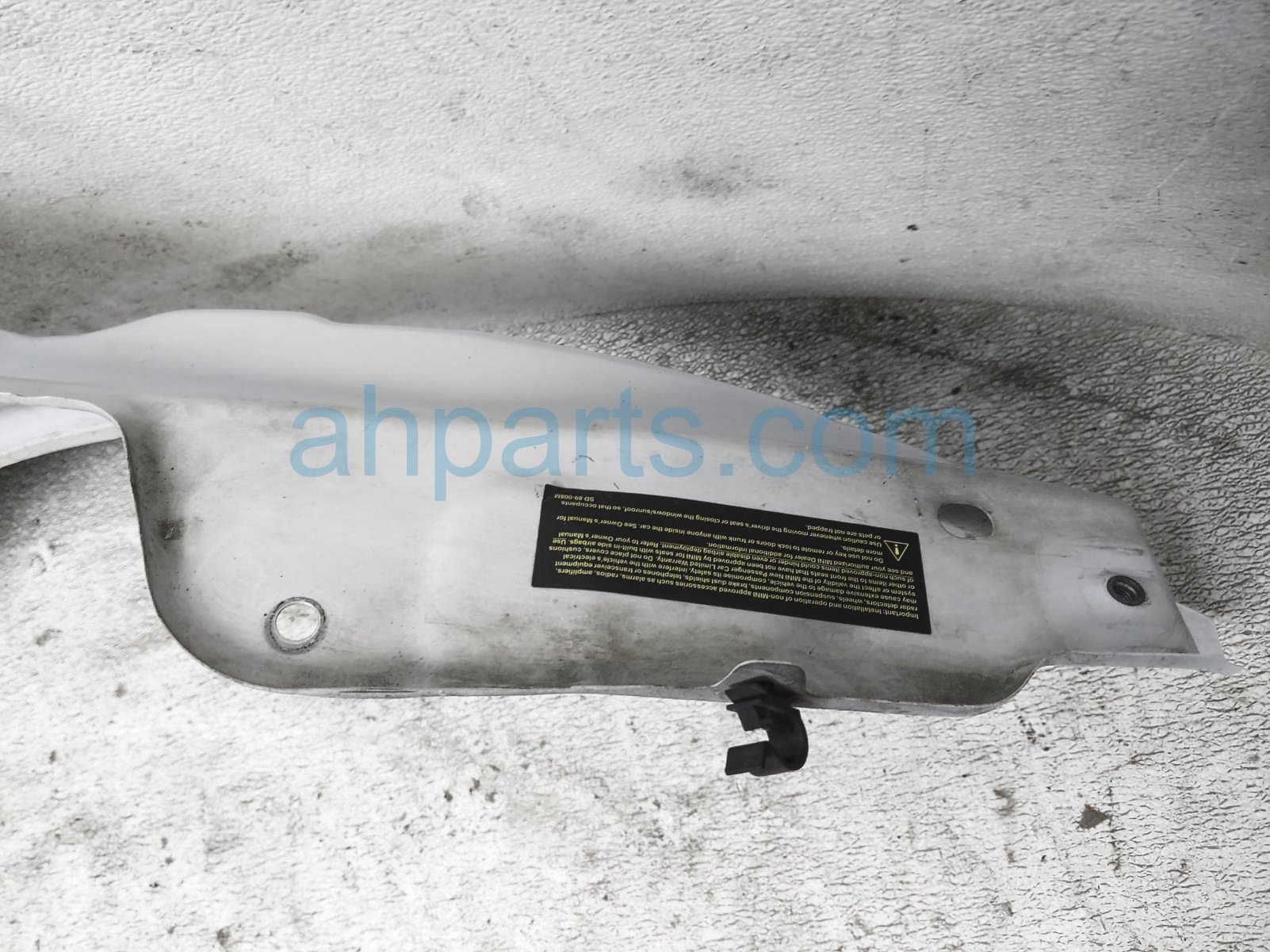 $105 BMW LH FENDER - WHITE - B15