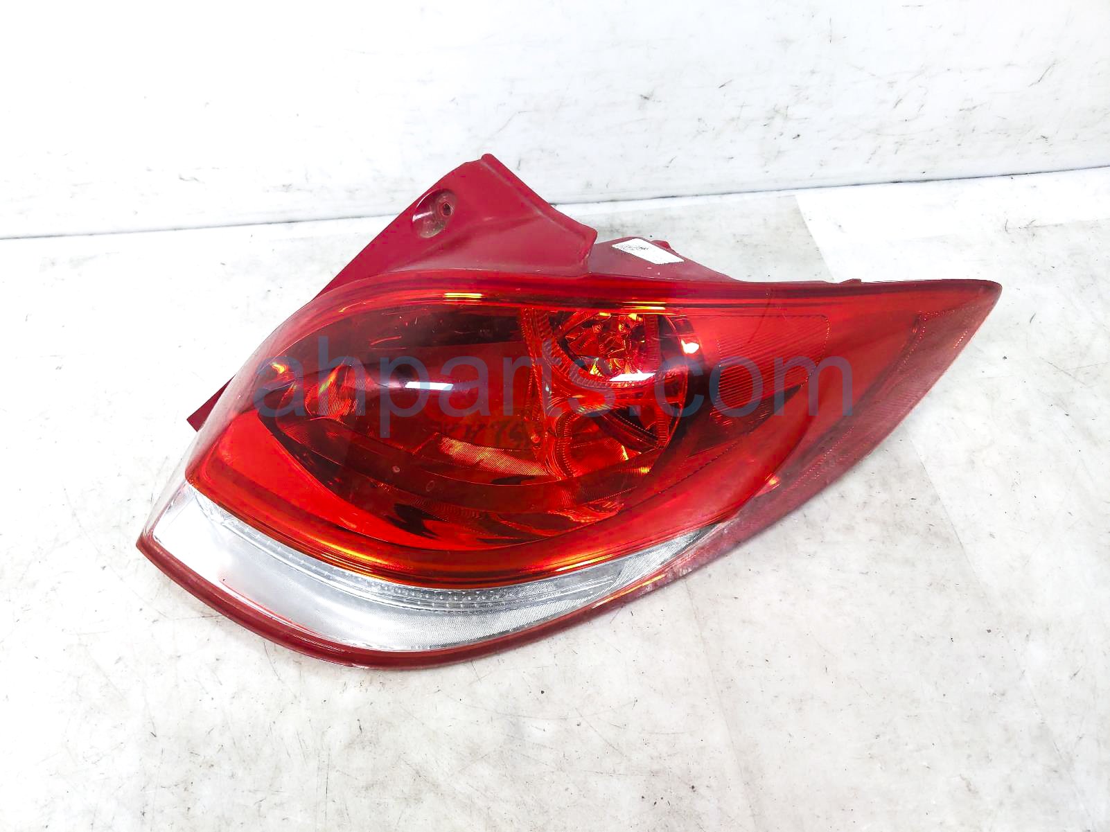 $75 Hyundai RH TAIL LAMP (ON BODY)