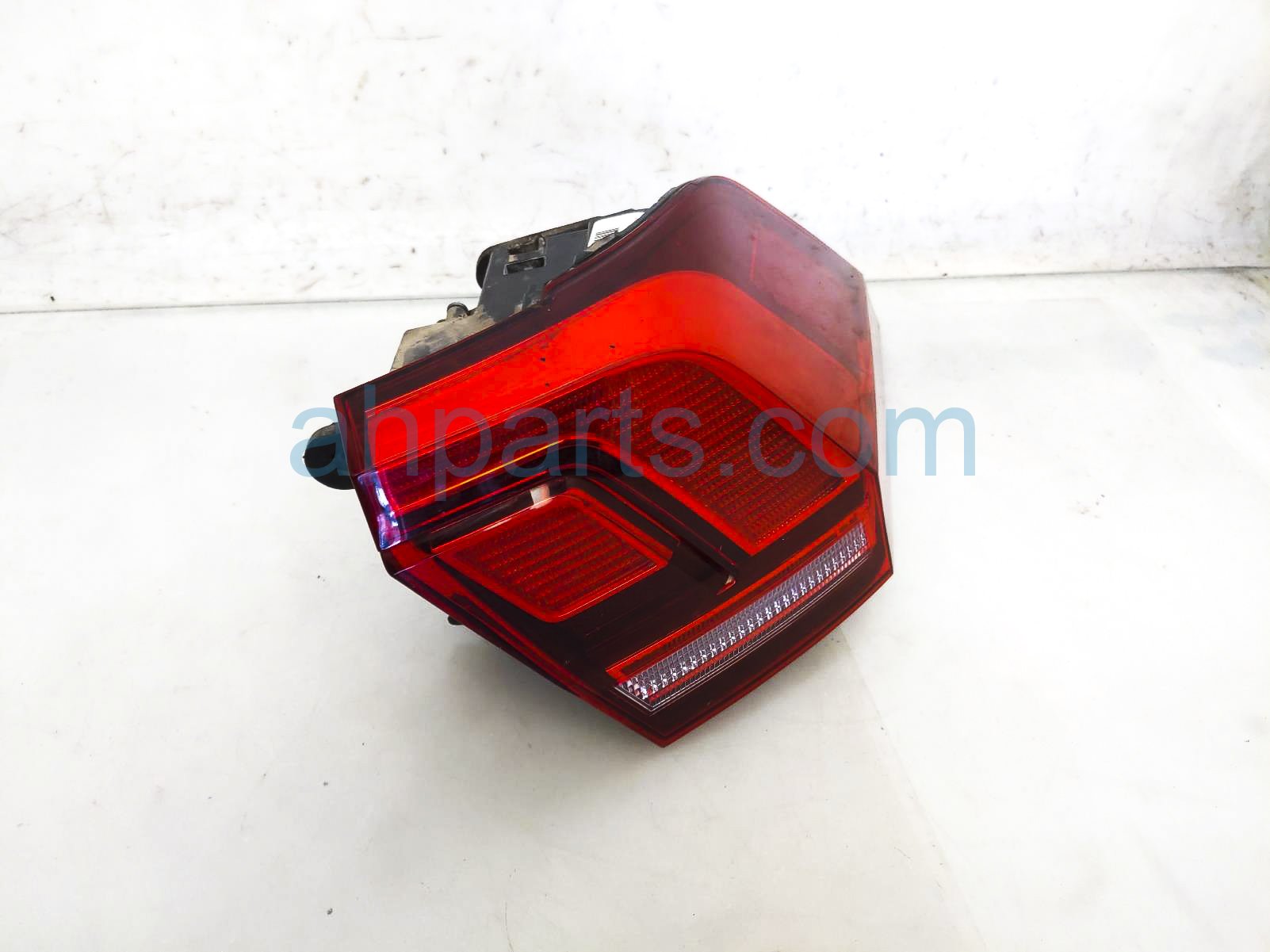 $120 Volkswagen RH TAIL LAMP (ON BODY)