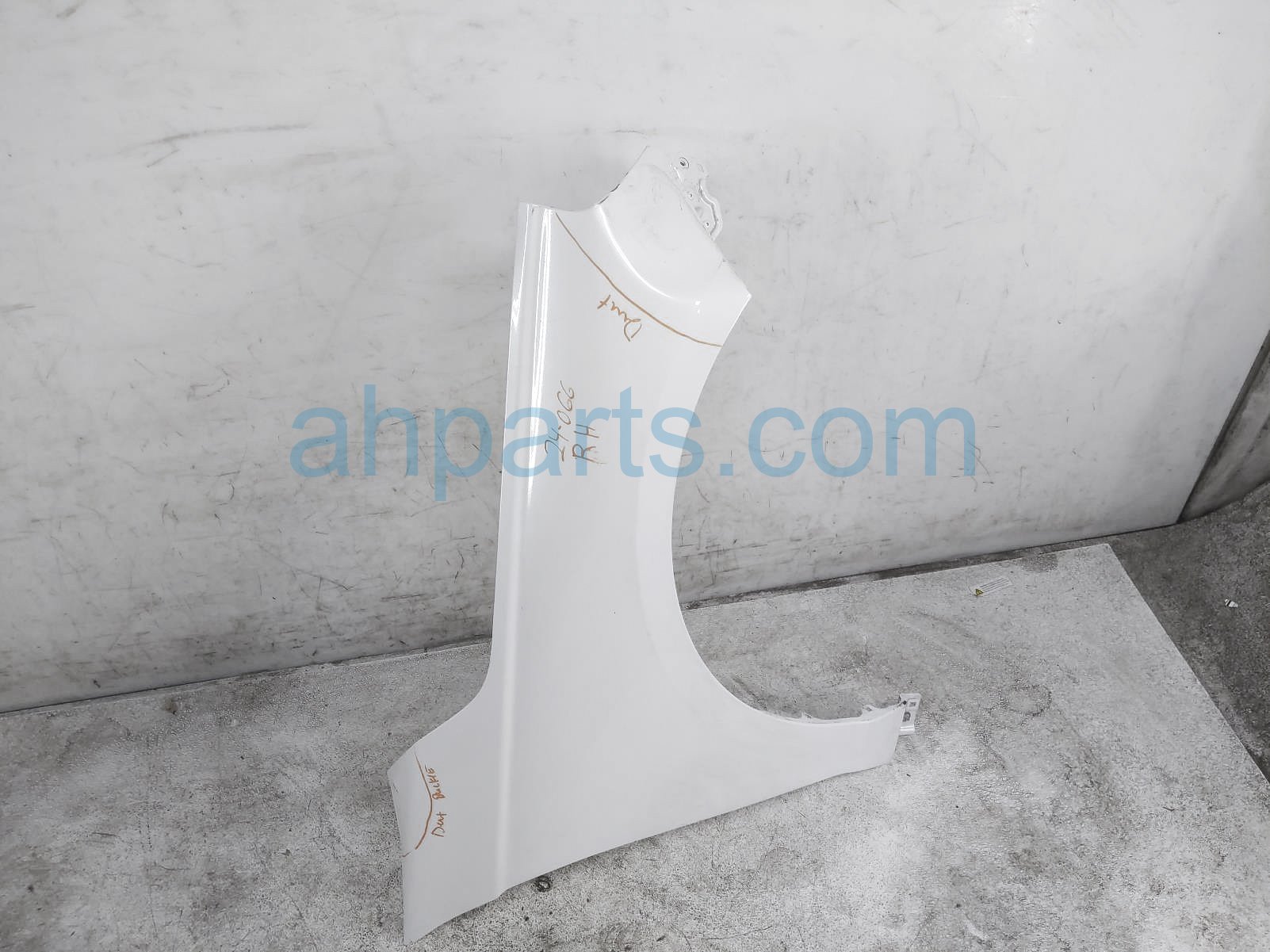 $150 Honda RH SIDE FENDER - WHITE