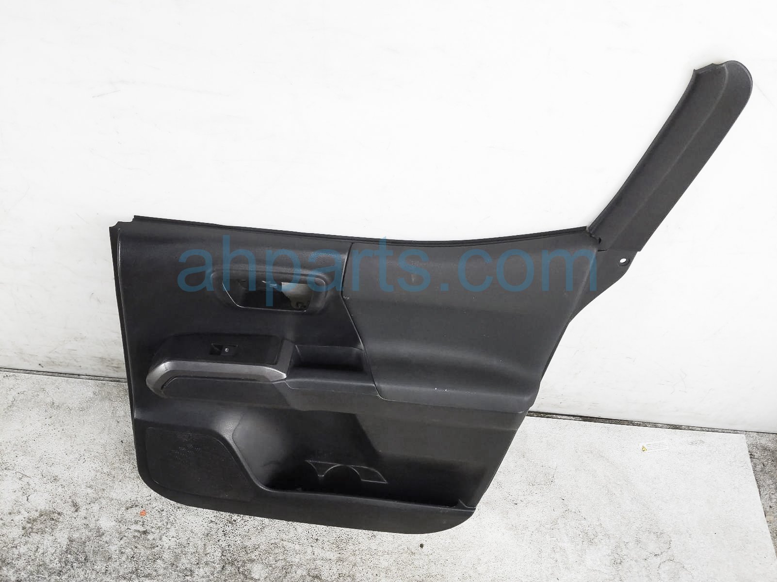 $185 Toyota RR/RH INTERIOR DOOR PANEL - BLACK CC