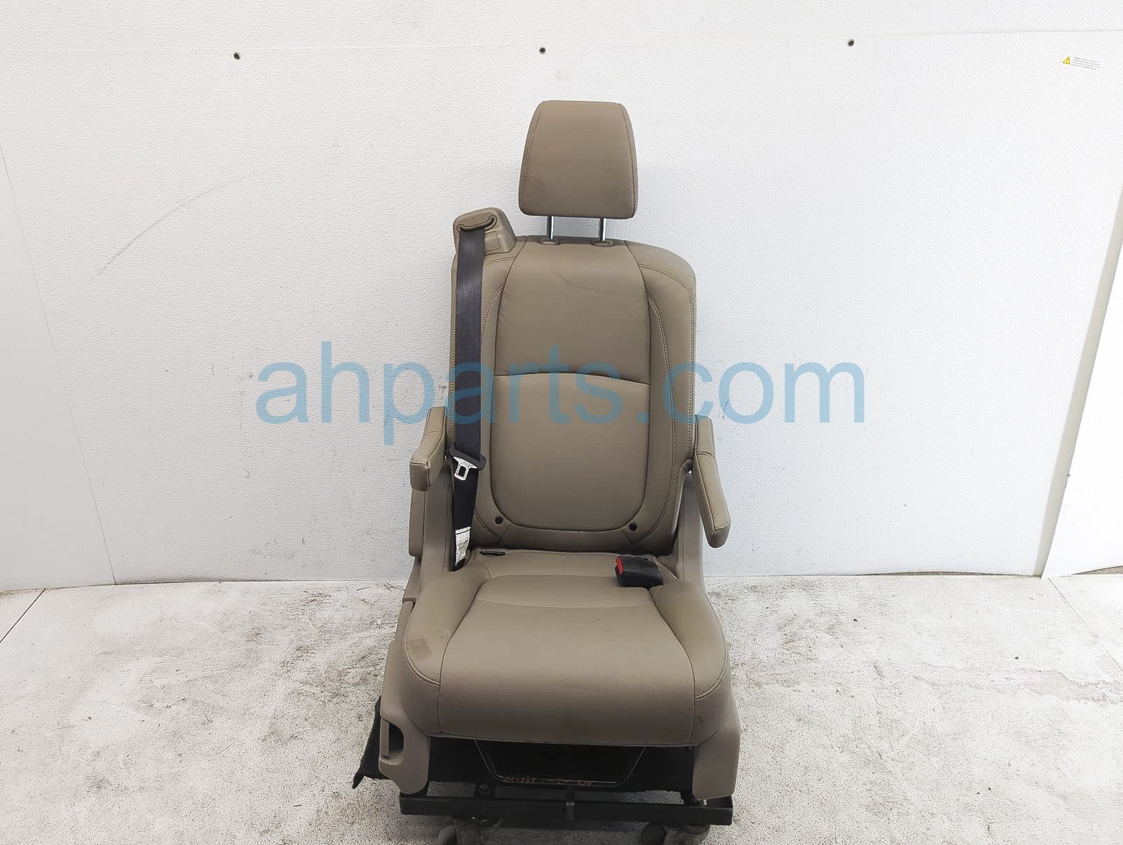 $225 Honda 2ND ROW RH SEAT - TAN LEATHER