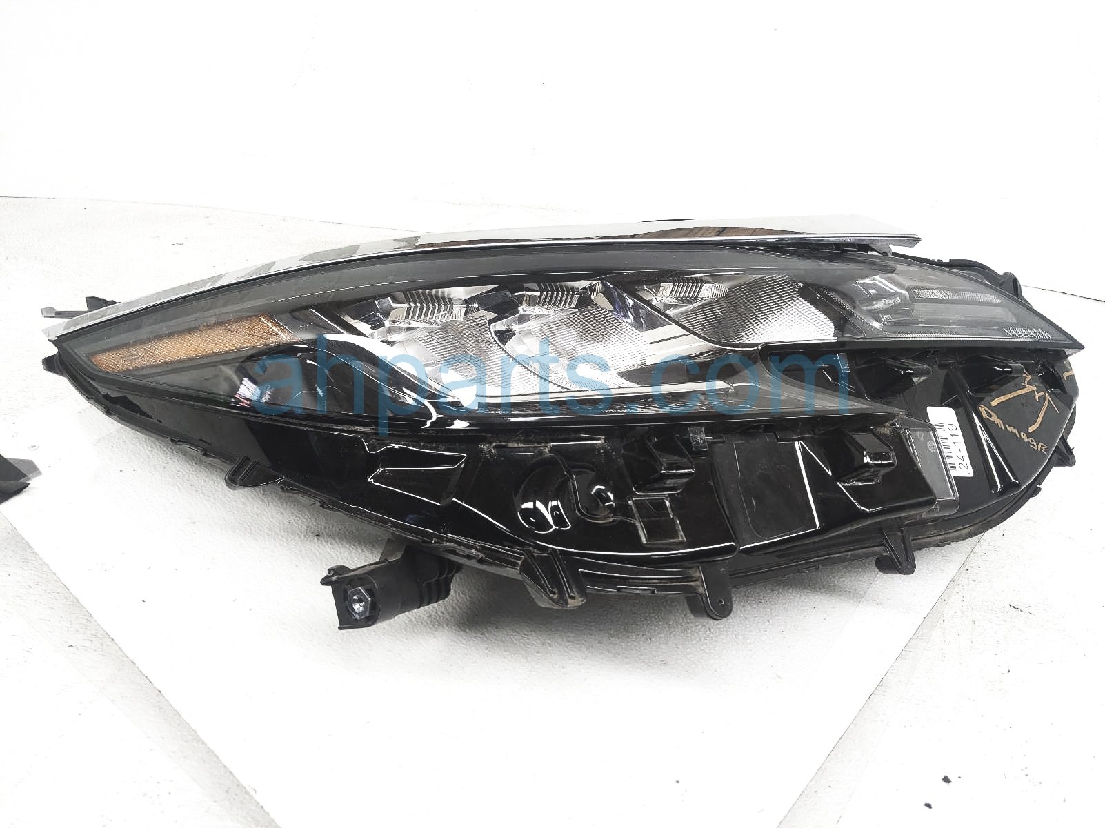 $499 Toyota RH HEAD LIGHT / LAMP - XLE