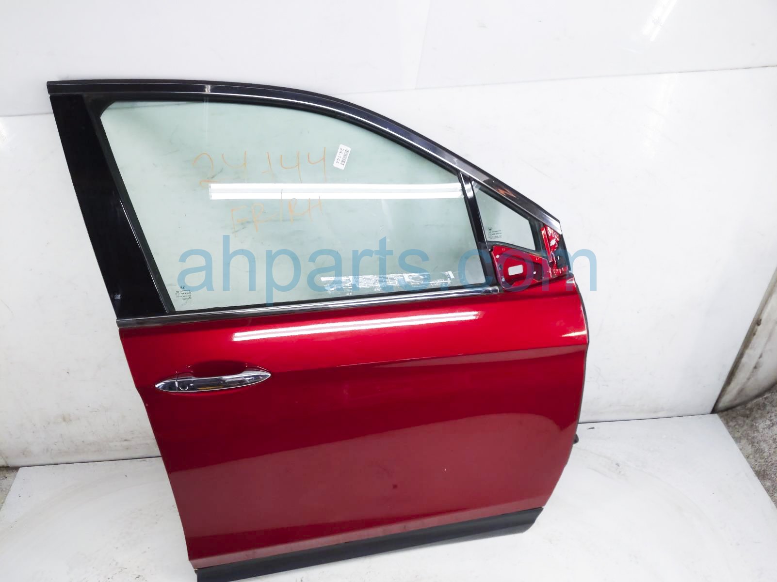 $850 Honda FR/RH DOOR - RED - NO MIRROR TRIM