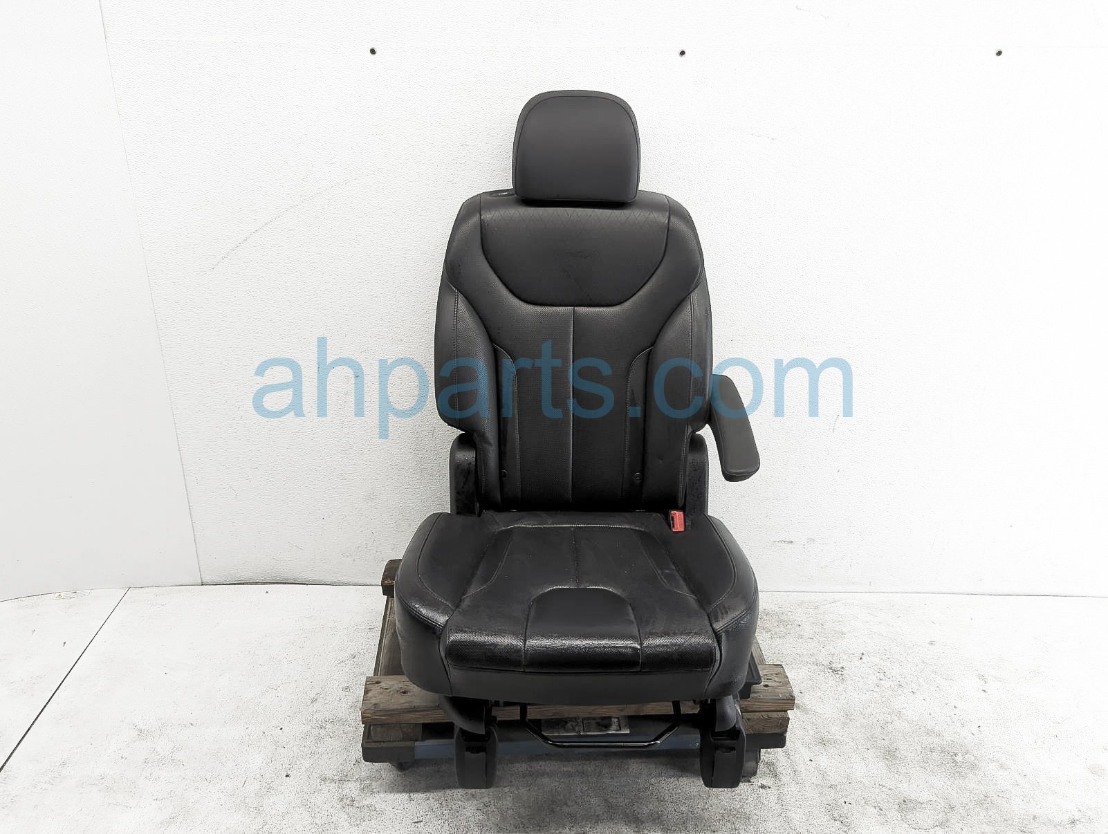 $300 Hyundai 2ND ROW RH SEAT - BLACK LEATHER