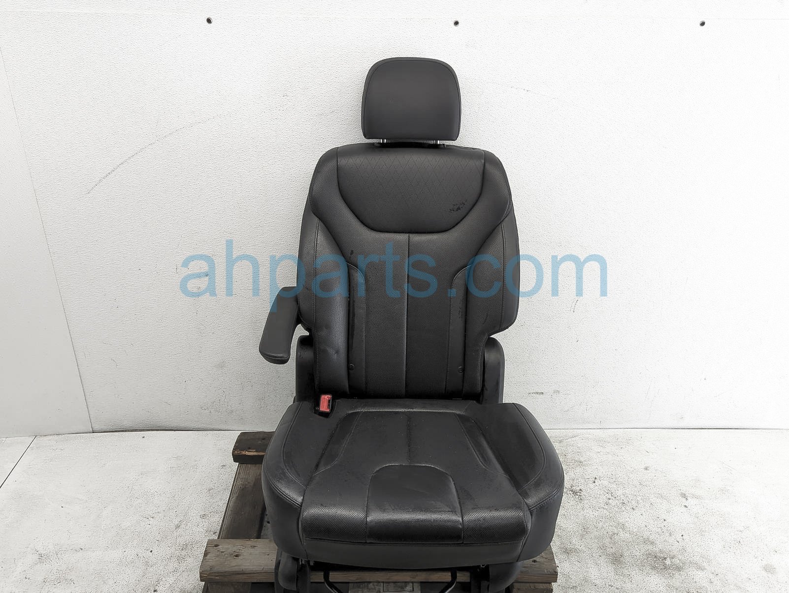 $300 Hyundai 2ND ROW LH SEAT - BLACK LEATHER