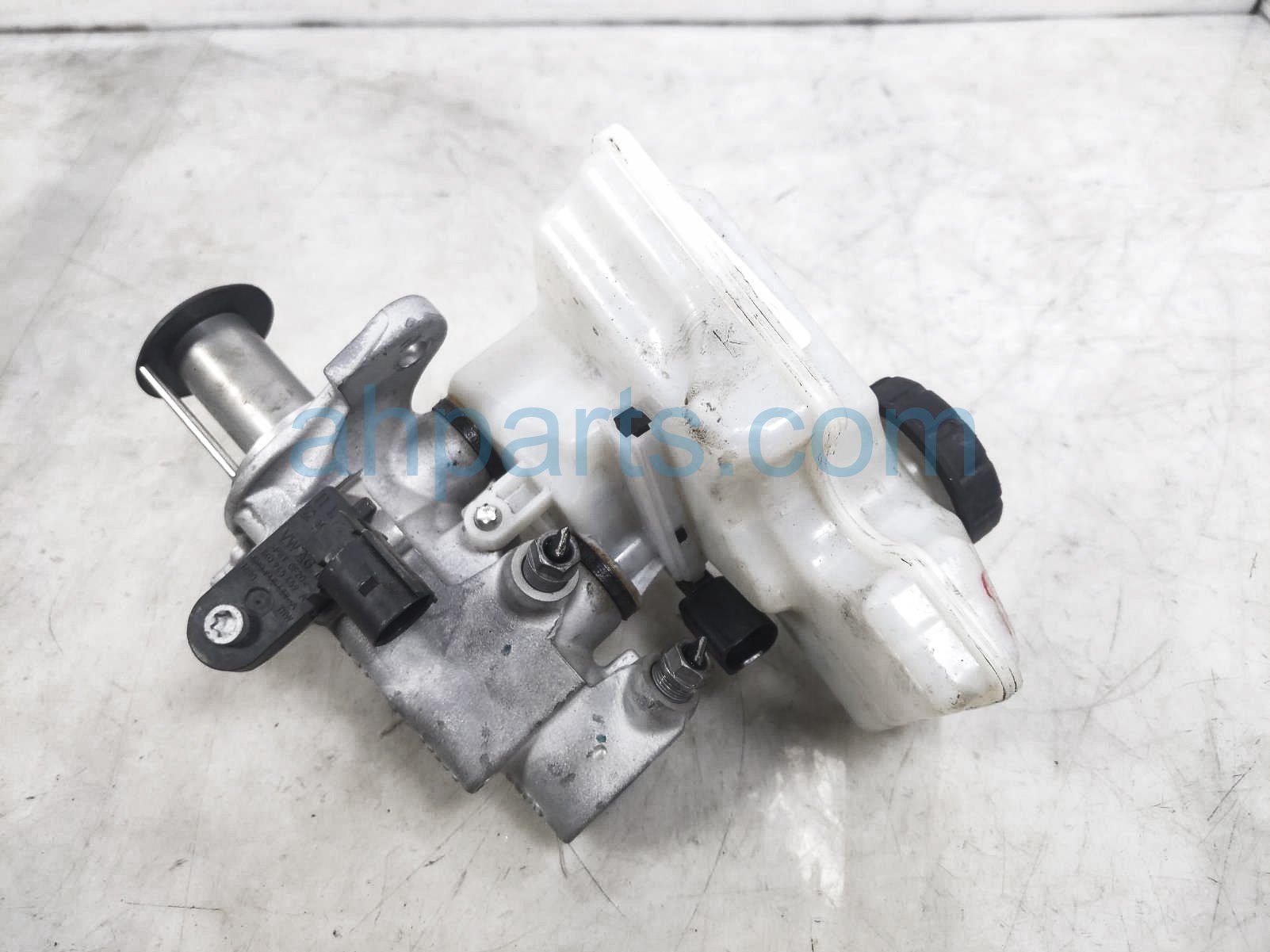 $45 Volkswagen MASTER CYLINDER W/RESERVOIR - 2.0T