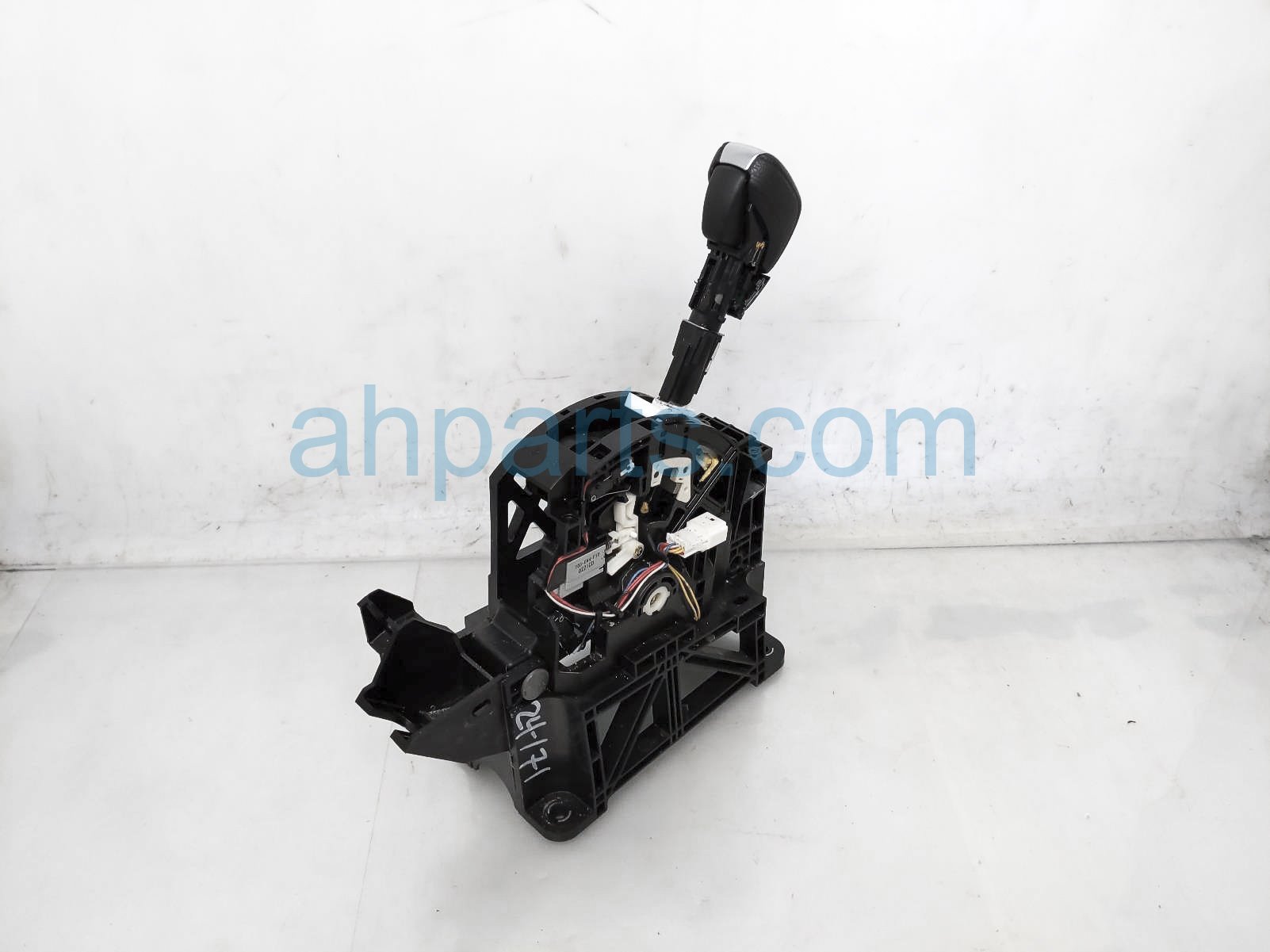 $150 Nissan A/T FLOOR SHIFTER W/KNOB - 1.6L S