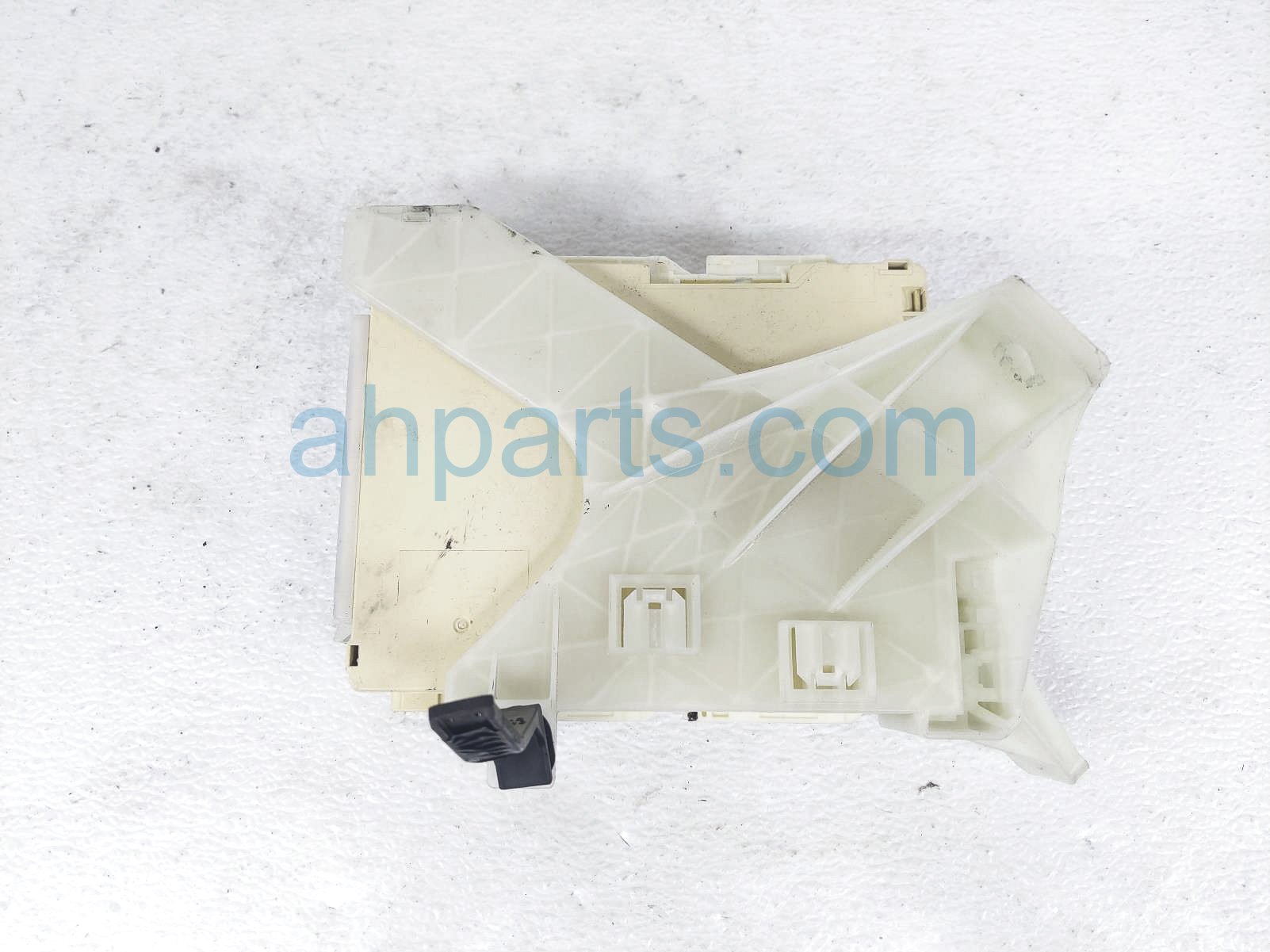 $85 Toyota LH FUSE BOX / JUNCTION BLOCK