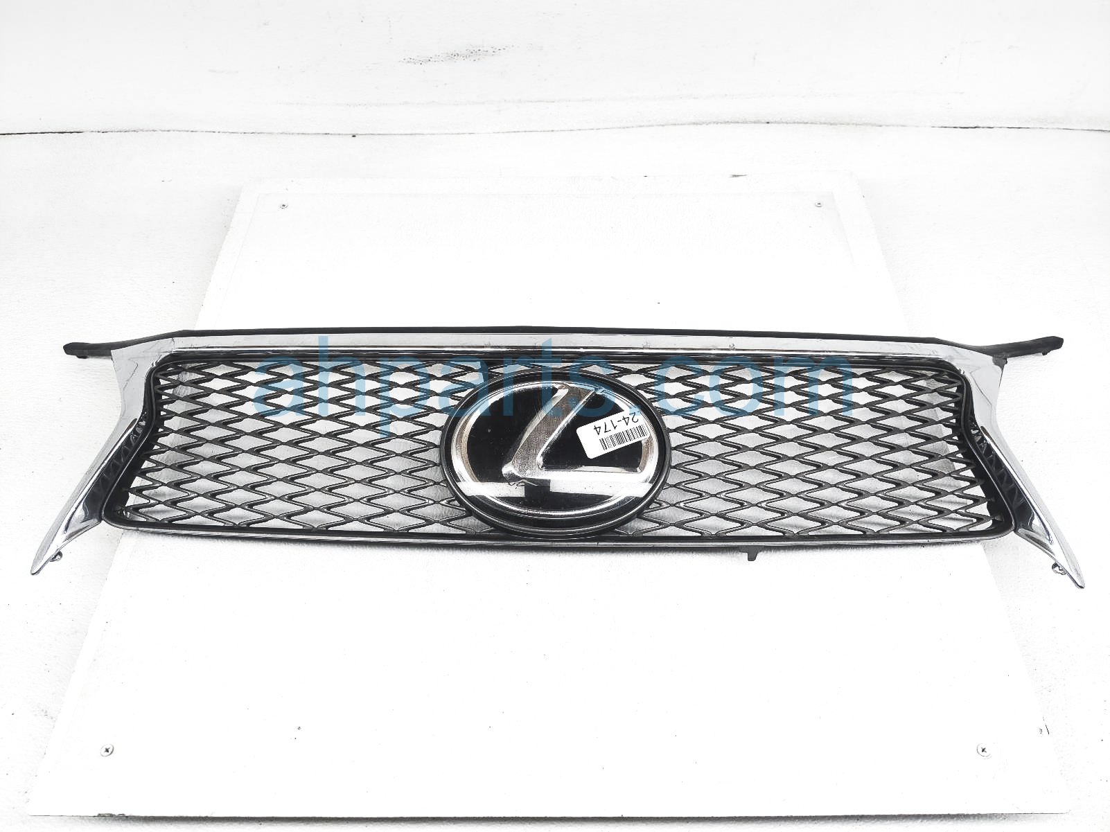 $375 Lexus UPPER GRILLE W/EMBLEM - CHROME