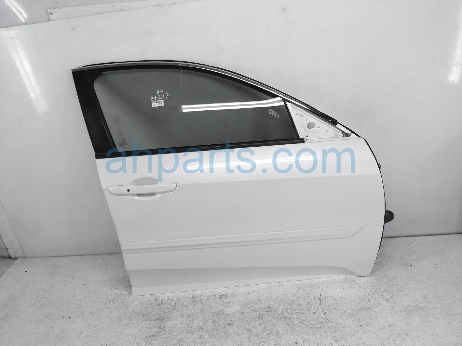 $795 Honda FR/RH DOOR - WHITE - NO MIRROR/TRIM