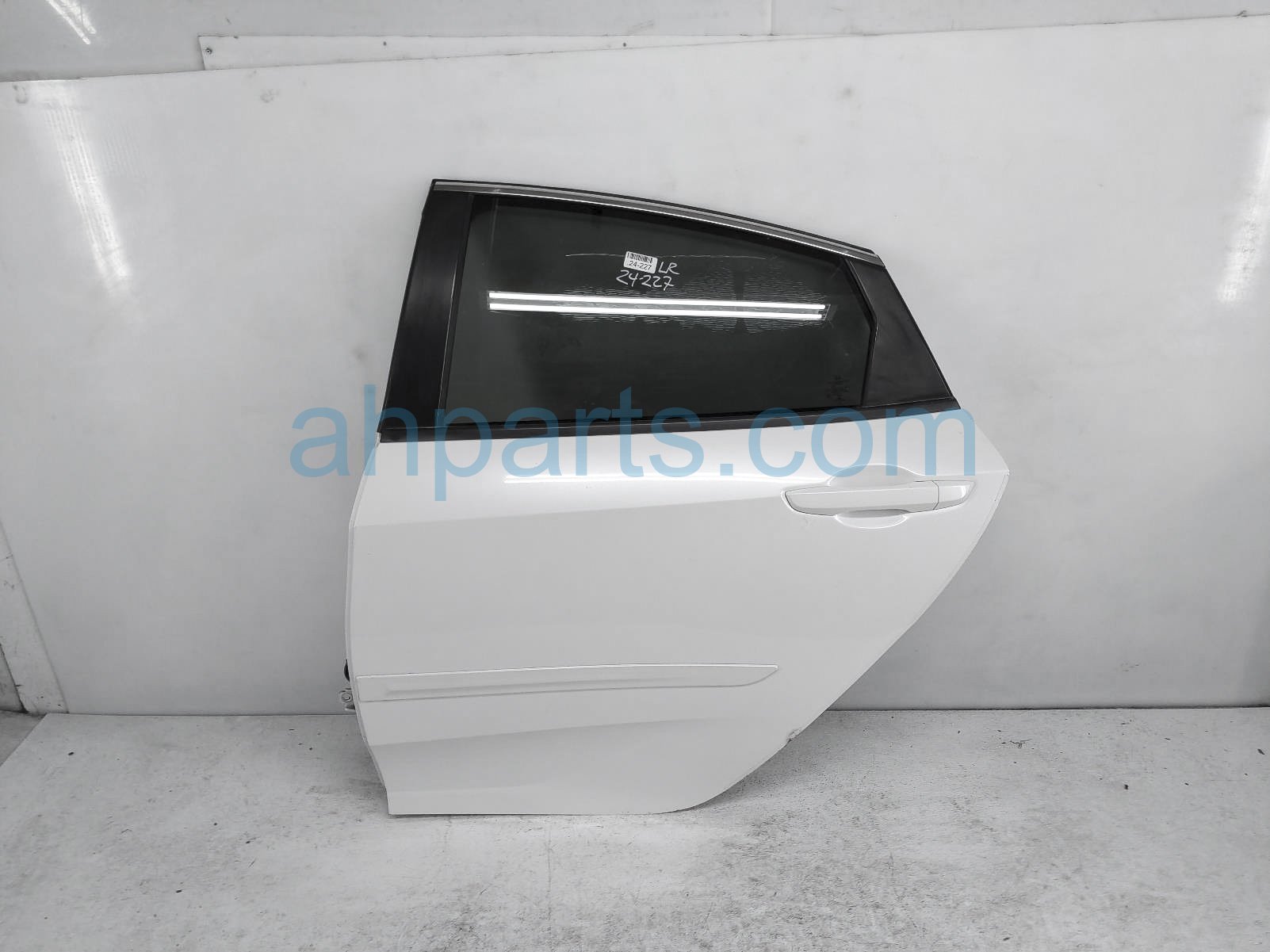 $699 Honda RR/LH DOOR - WHITE - NO INSIDE TRIM