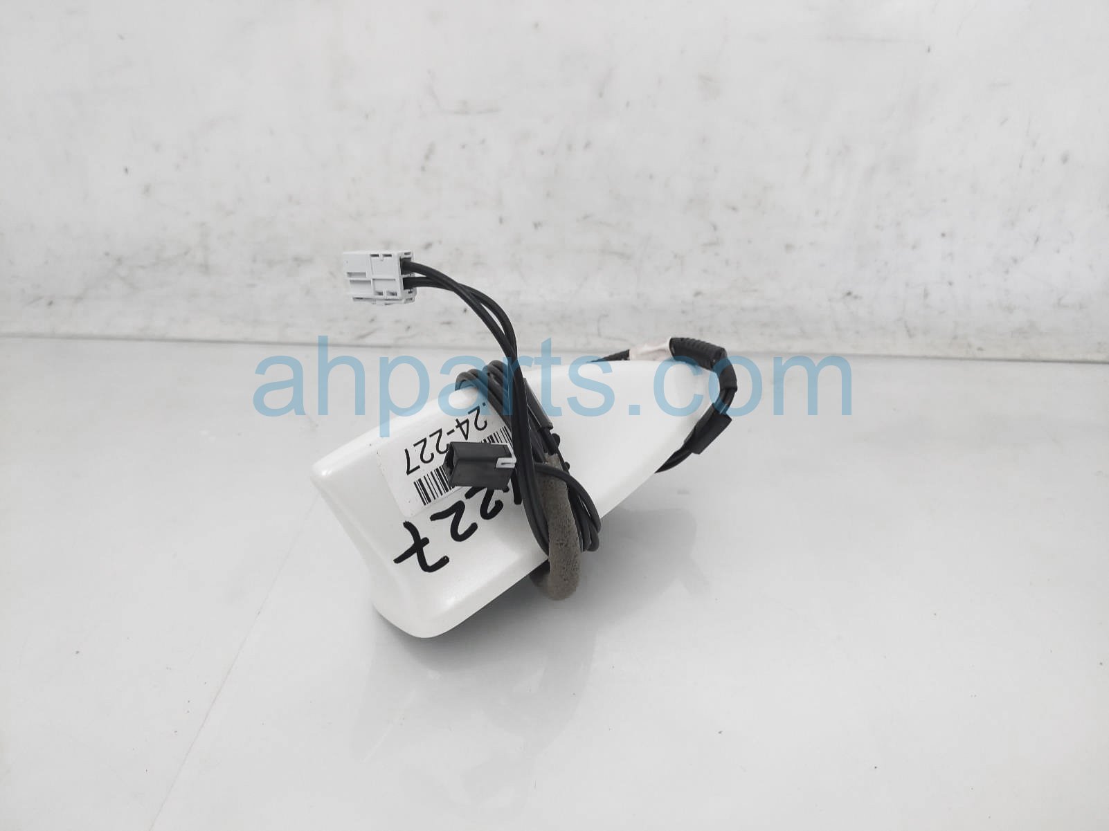 $45 Honda ROOF ANTENNA ASSY - WHITE