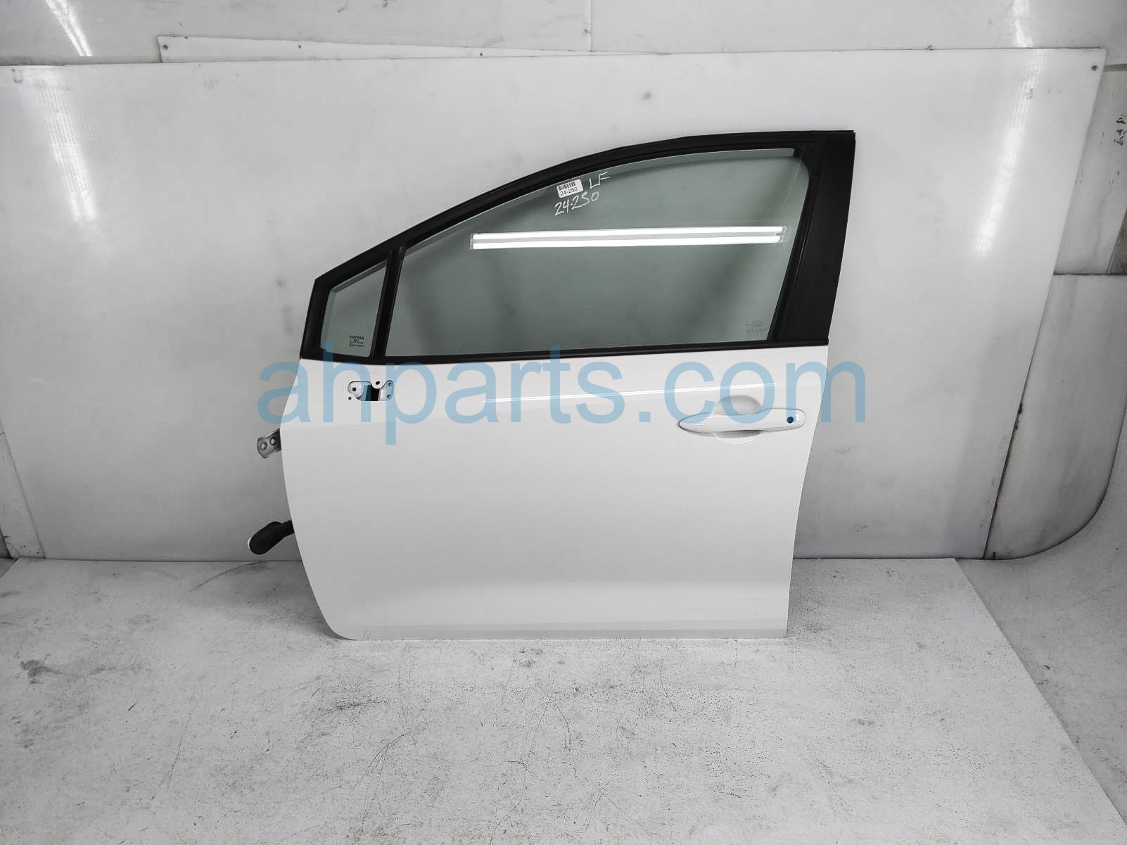 $895 Toyota FR/LH DOOR - WHITE - NO MIRROR/TRIM*