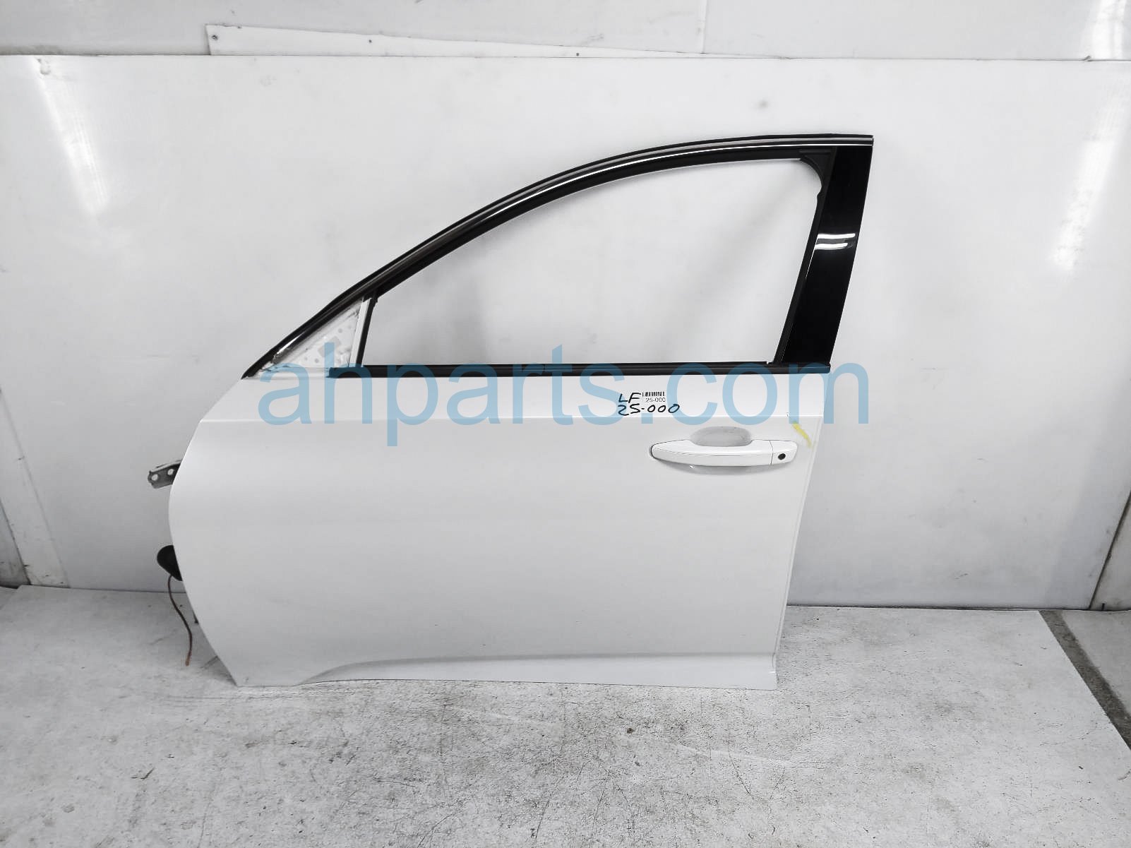 $845 Honda FR/LH DOOR - WHITE - NO MIRROR/TRIM