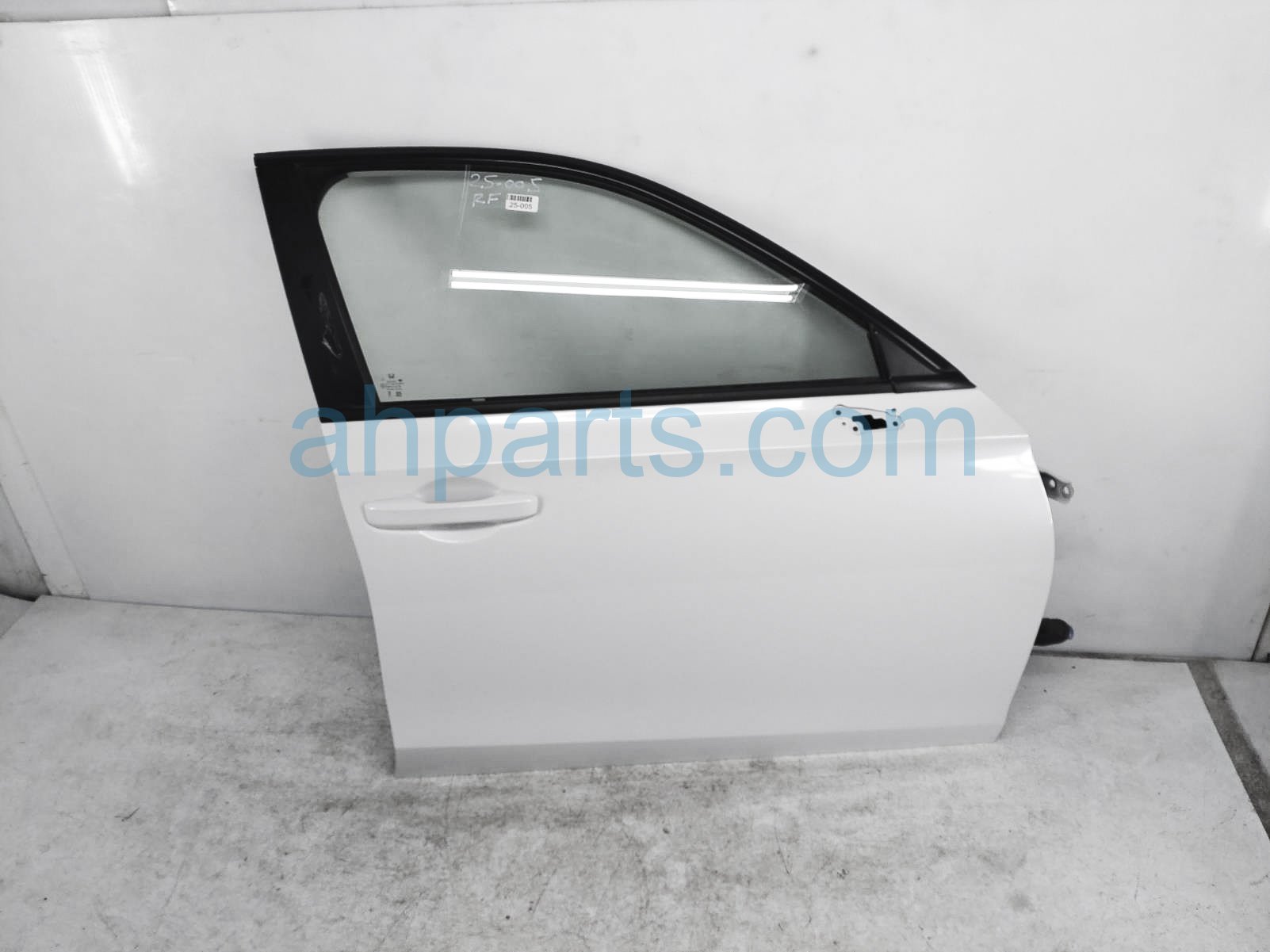 $785 Honda FR/RH DOOR - WHITE - NO MIRROR/TRIM