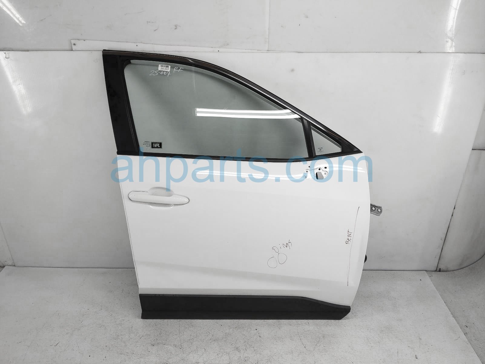 $844 Toyota FR/RH DOOR - WHITE - NO MIRROR/TRIM*